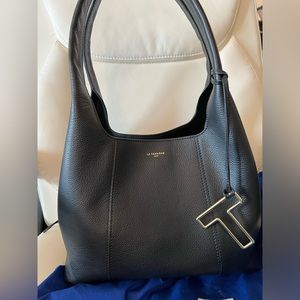 JULIETTE MEDIUM-SIZED SHOULDER BAG IN GRAINED LEATHER - BLACK